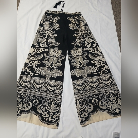 Women's Black and White Paisley Wide-Leg Pants - Picture 14 of 14